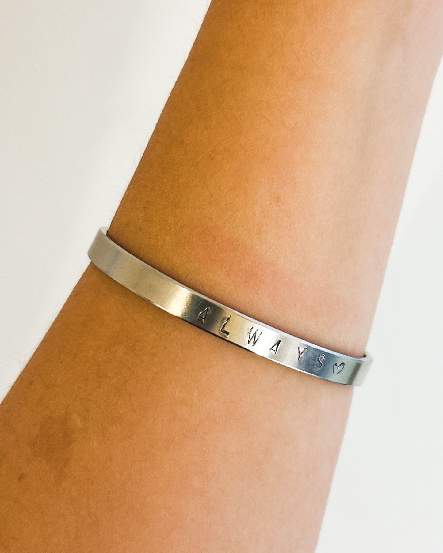 Pulsera esclava plateada “Always” grabada a mano – Amor incondicional