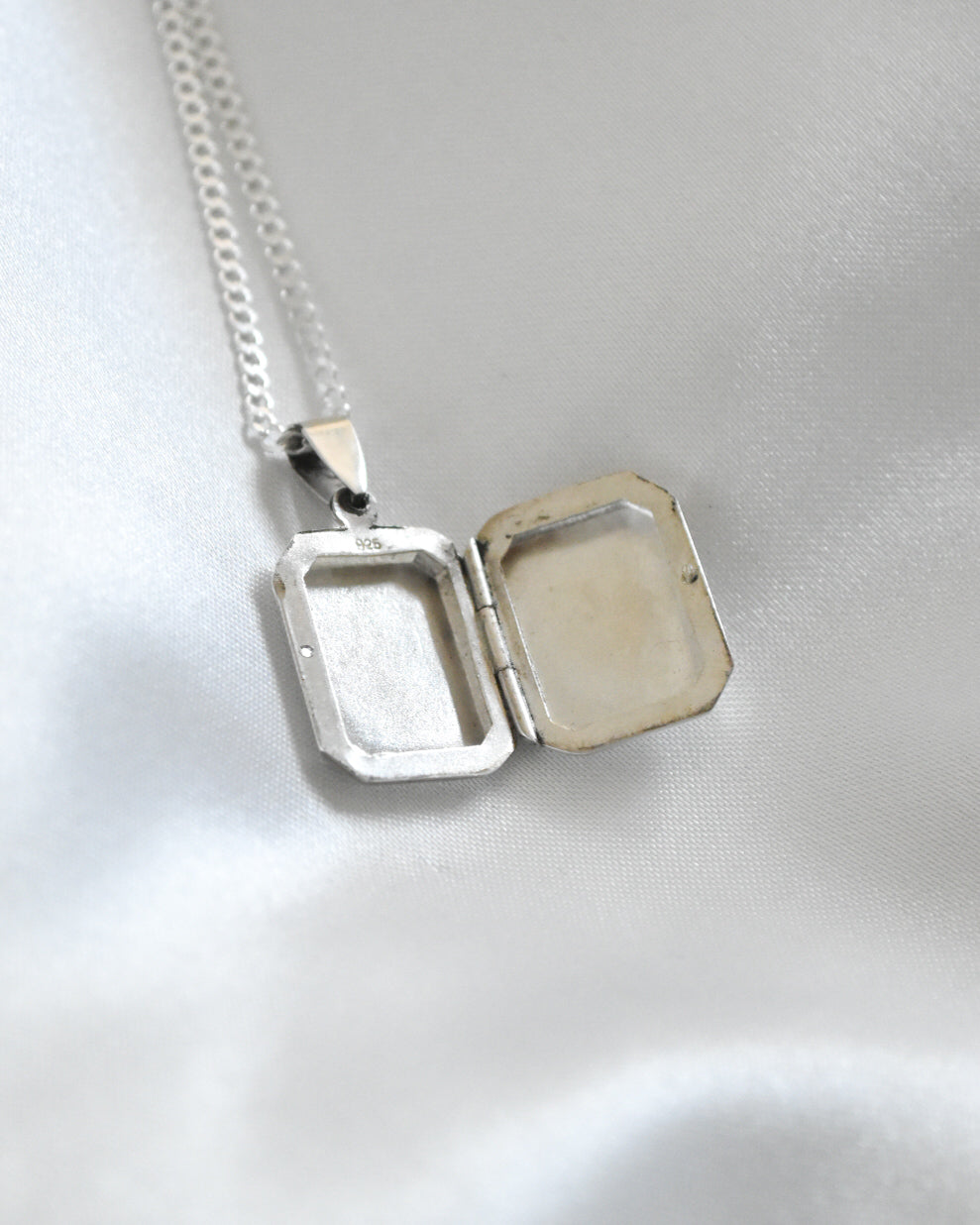 Relicario rectangular “Fuerza en lo simple” en Plata 925