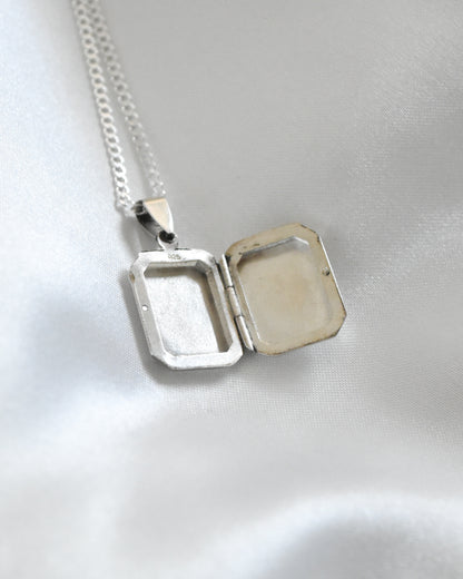Relicario rectangular “Fuerza en lo simple” en Plata 925