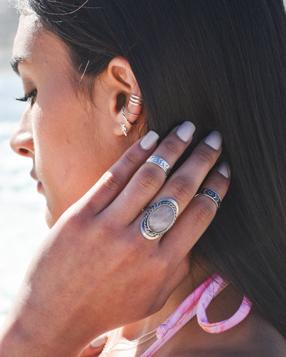Anillo de Alpaca Ajustable con Cuarzo Rosado – Amor Propio y Calma Emocional