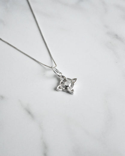 Collar Nudo de Bruja y Piedra Luna Plata 925