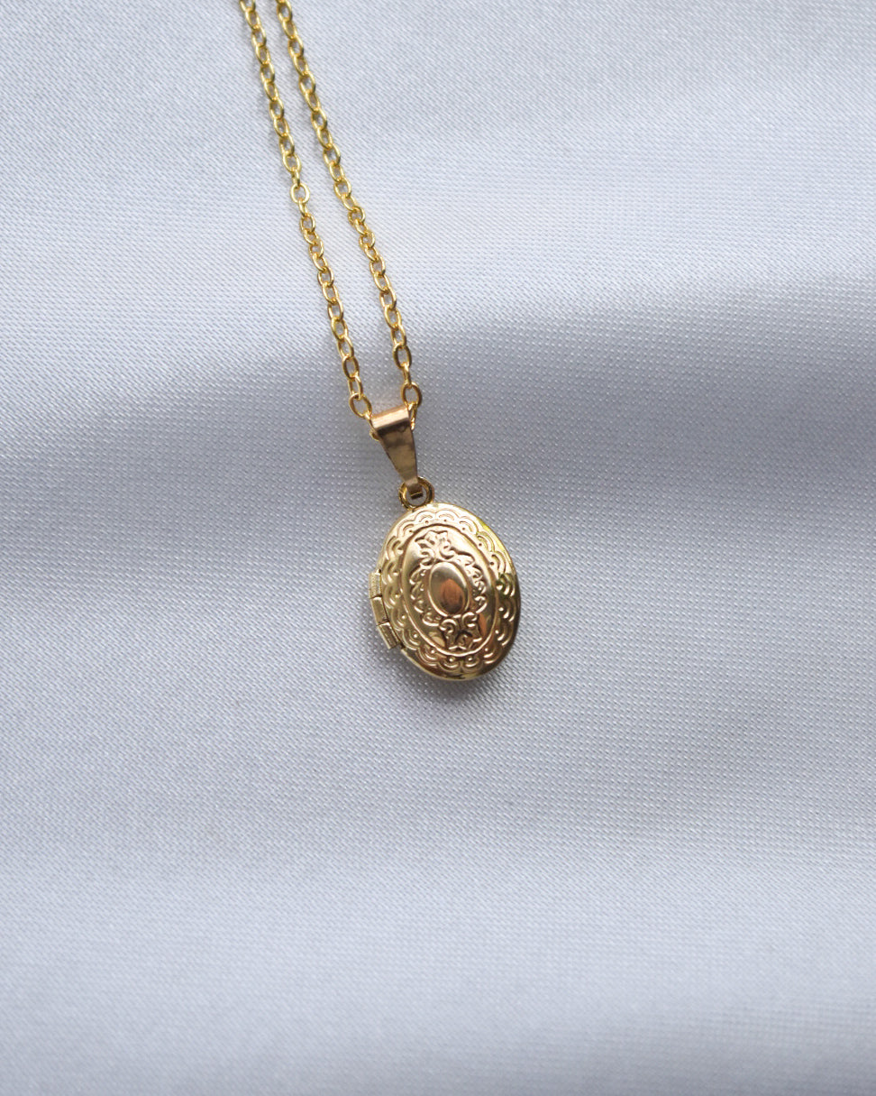 Mini Relicario Ovalado Bañado en Oro