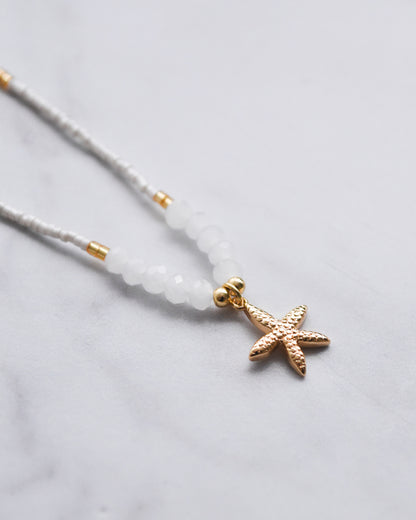 Collar Estrella de Mar Dorada – Mostacillas y Cristales Blancos
