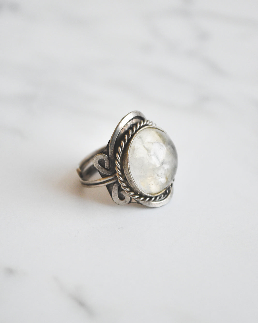 Anillo de Alpaca Ajustable con Cuarzo Cristal – Claridad Mental y Energía Elevada