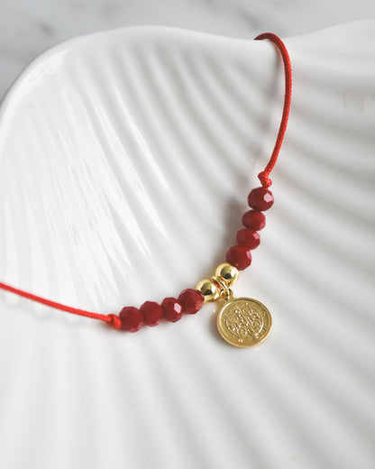 Pulsera Amuleto de San Benito con Hilo Rojo y Cristales Rojos – Protección y Fuerza Espiritual
