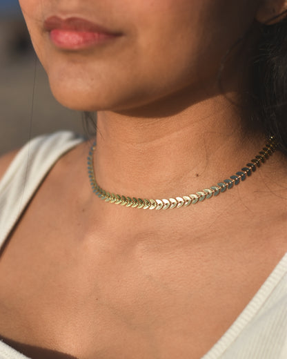 Collar de Eslabones en Forma de Hojas Bañado en Oro – Elegancia Natural