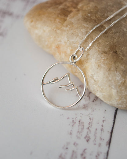 Collar de Plata con Colgante de Montaña