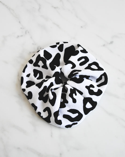 Scrunchie Animal Print Blanco con Negro – Hecho a mano