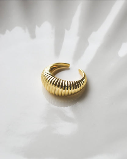 Anillo Chunky Ranurado Bañado en Oro – Diseño Elegante y Sofisticado