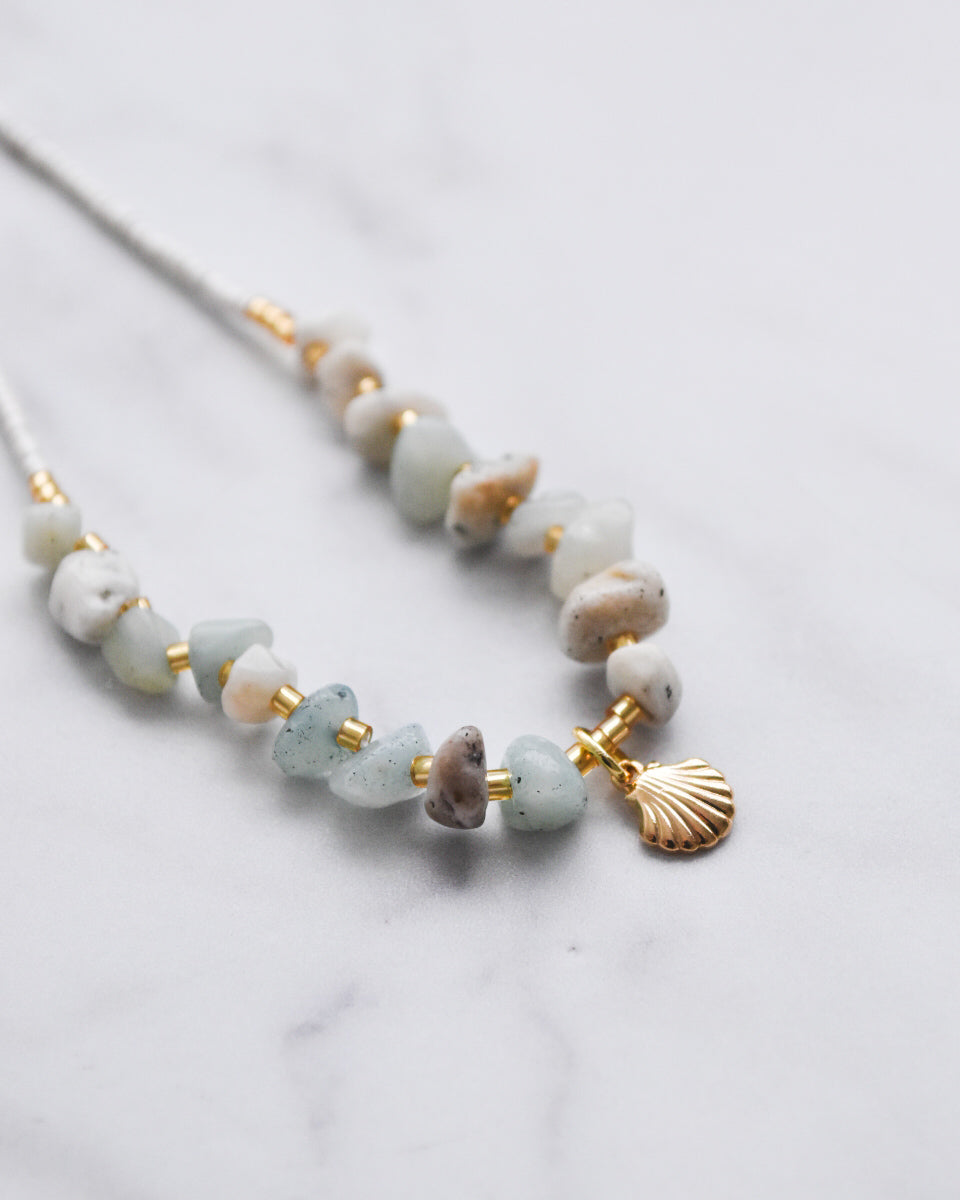 Collar Conchita Dorada – Amazonita y Mostacillas Blancas