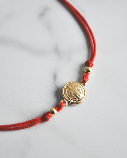 Pulsera de San Benito con Hilo Rojo – Protección Espiritual y Estilo Minimalista
