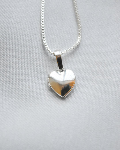 Mini Relicario Corazón Bañado en Plata