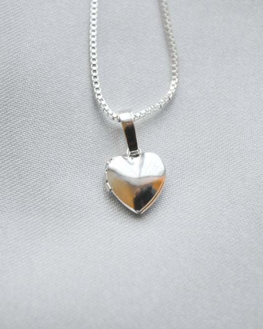 Mini Relicario Corazón Bañado en Plata
