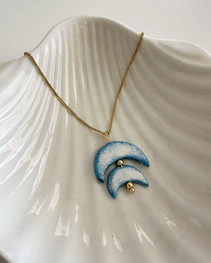 Collar Doble Luna Artesanal – Arcilla Pintada a Mano y Cadena Bañada en Oro