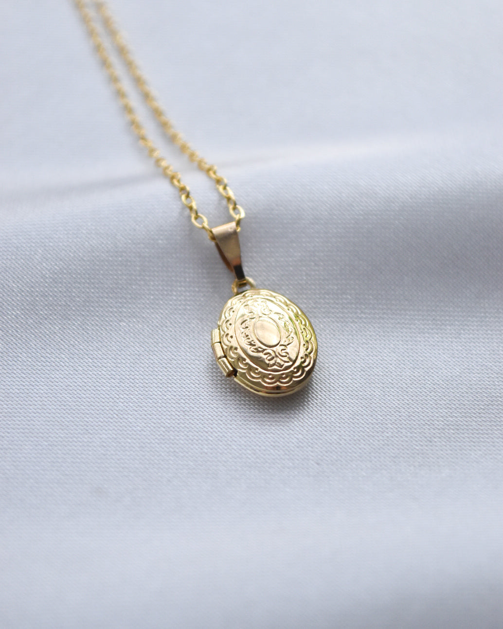 Mini Relicario Ovalado Bañado en Oro