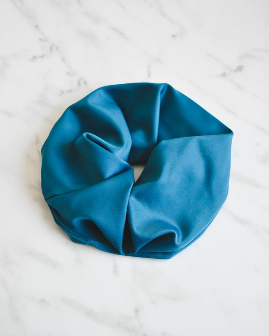 Scrunchie Azul Petróleo – Tela Suave Hecho a Mano