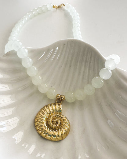 Collar Nautilus Dorado – Cuentas de Vidrio Verde Claro