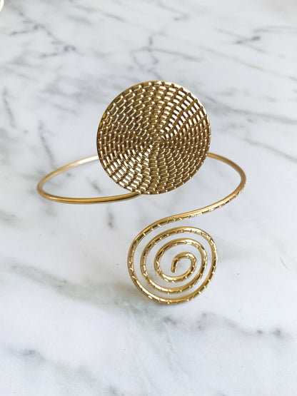 Brazalete de fantasía dorado en espiral con textura