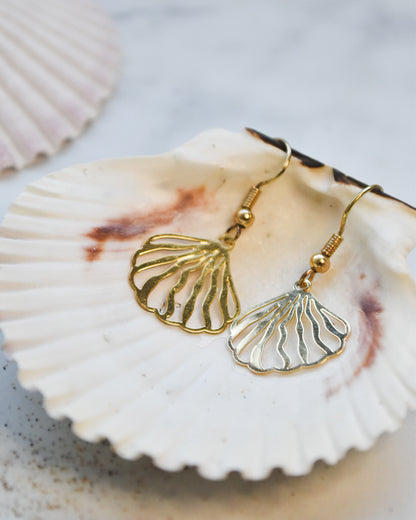 Aros Colgantes Ostra Abstracta Bañados en Oro