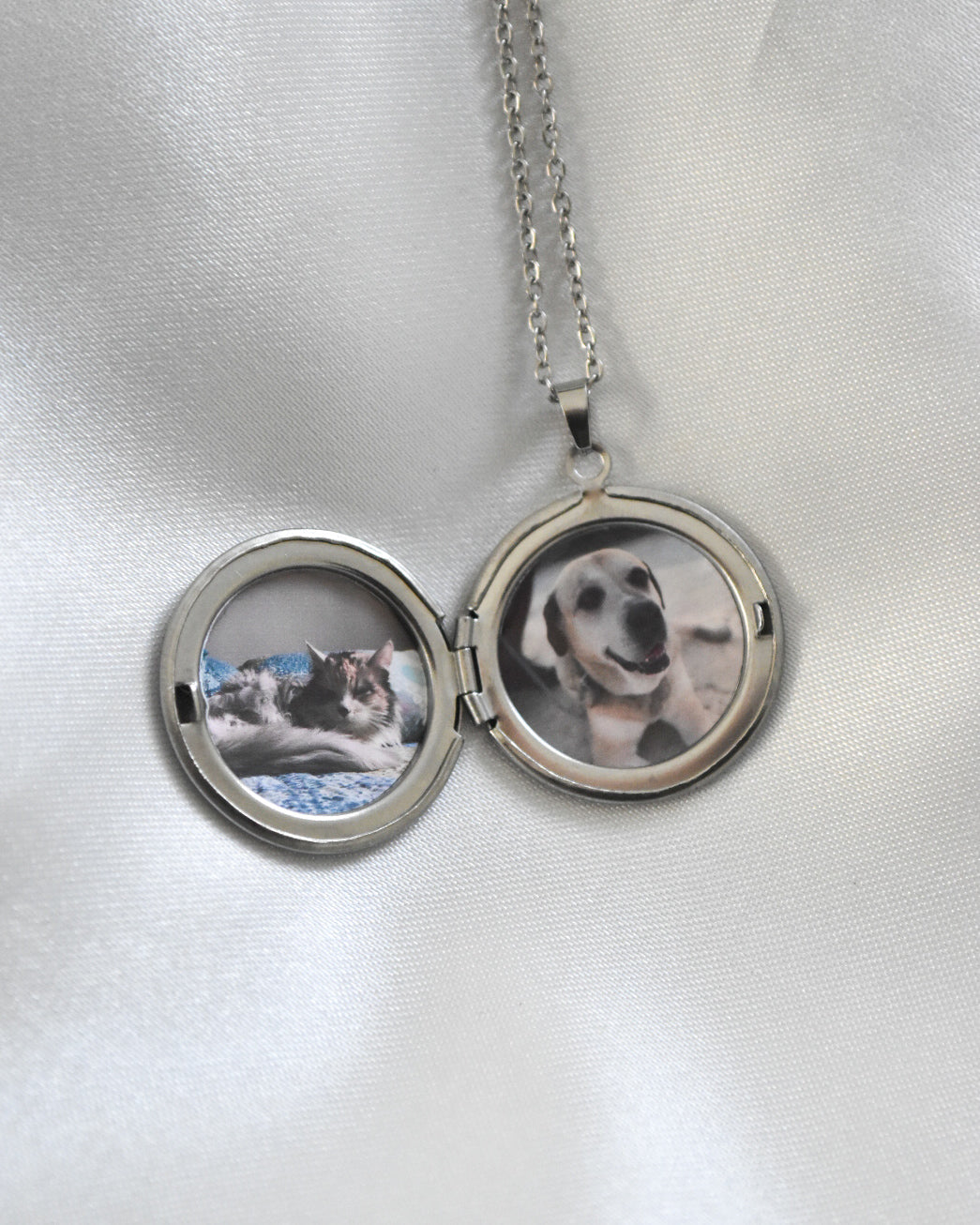 Pack Recuerdo: Collar Relicario + Llavero Personalizado