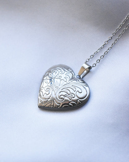 Pack Recuerdo Susurro Floral: Collar Relicario + Llavero Personalizado