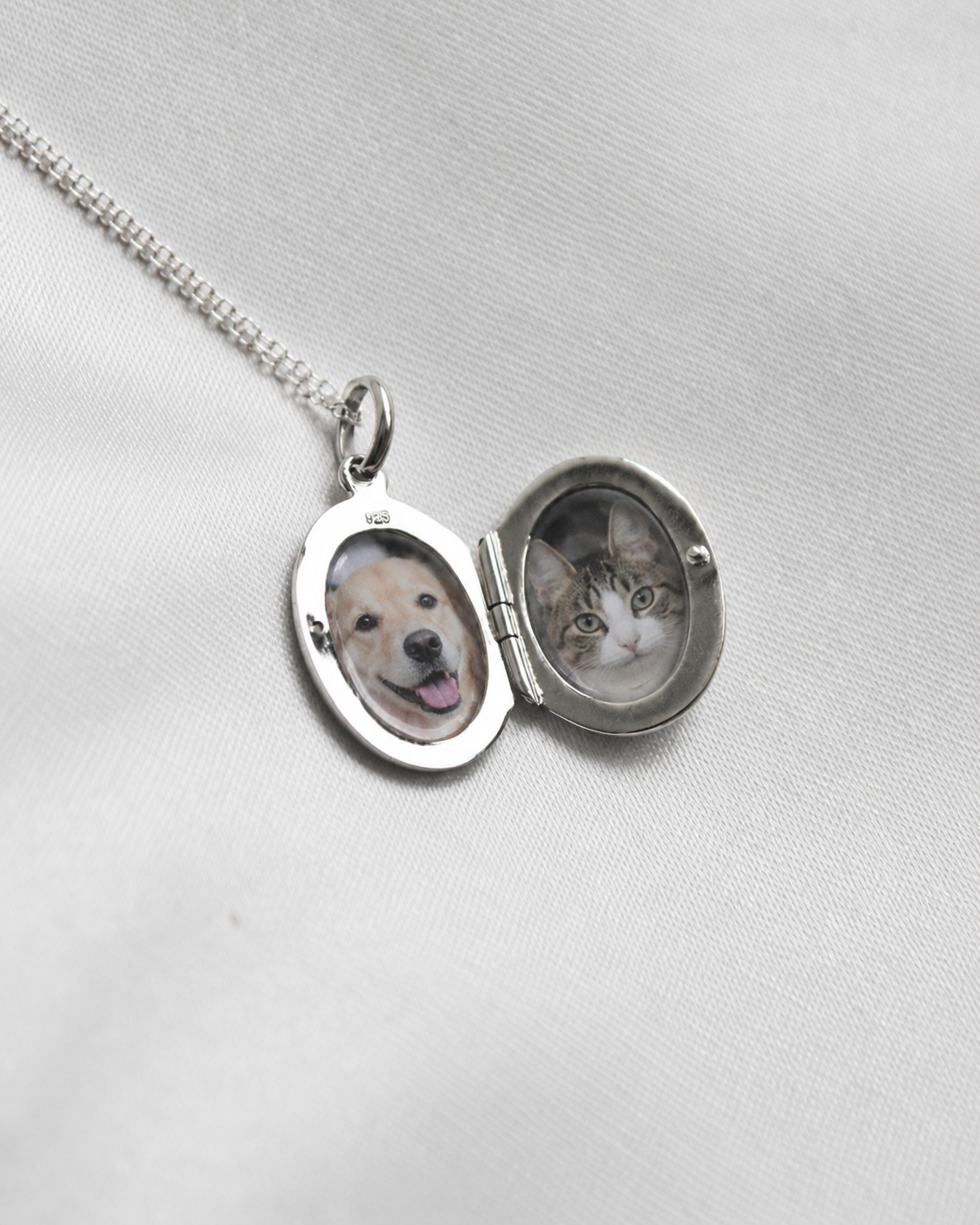 Relicario Ovalado “Rosa Eterna” de Plata 925