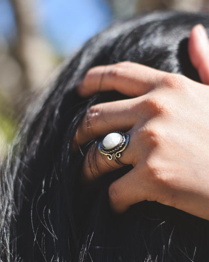 Anillo de Alpaca con Piedra Luna – Hecho a Mano | Calma y Energía Femenina