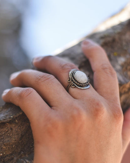 Anillo de Alpaca con Piedra Luna – Hecho a Mano | Calma y Energía Femenina