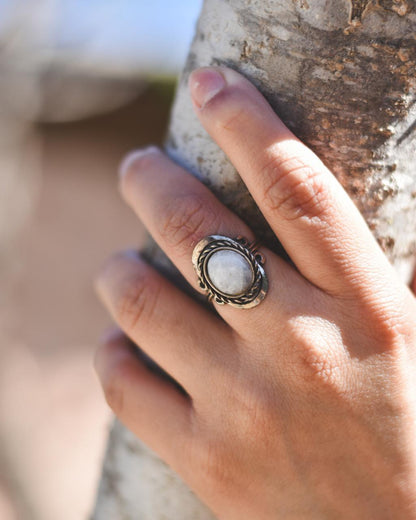 Anillo de Alpaca con Piedra Luna – Hecho a Mano | Calma y Energía Femenina