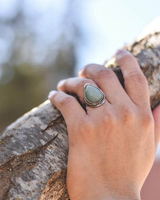 Anillo de Alpaca Ajustable con Jade Verde – Abundancia y Armonía Interior