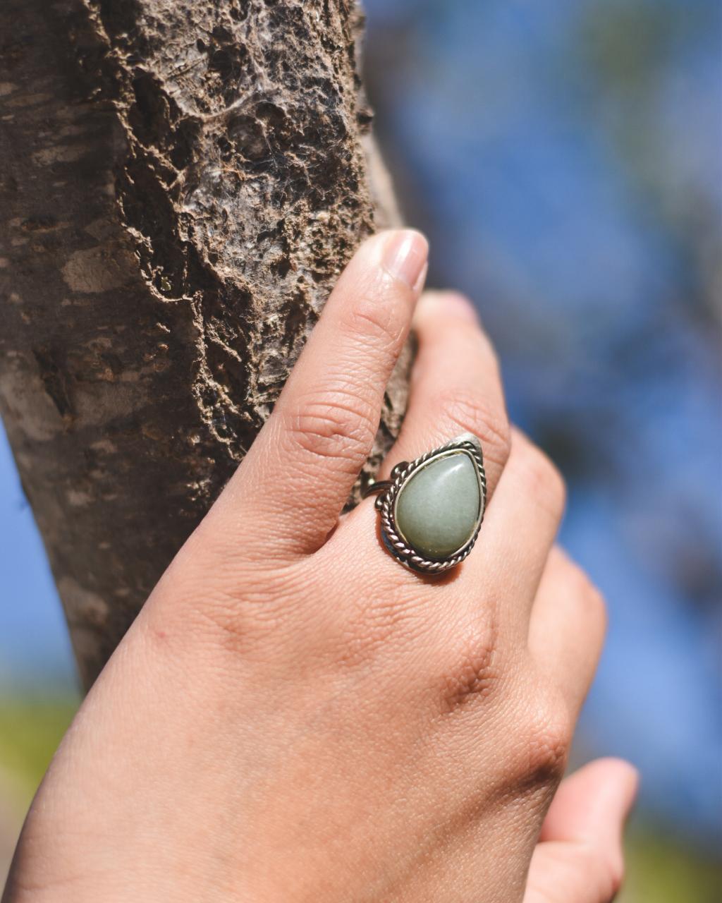 Anillo de Alpaca Ajustable con Jade Verde – Abundancia y Armonía Interior
