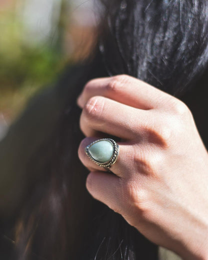 Anillo de Alpaca Ajustable con Jade Verde – Abundancia y Armonía Interior
